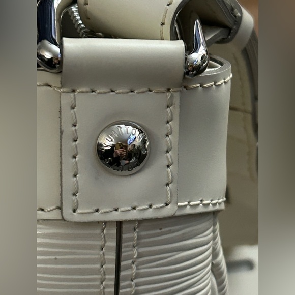 SOLD This is a gorgeous, authentic Louis Vuitton. Feel free to send offers. - Picture 7 of 16